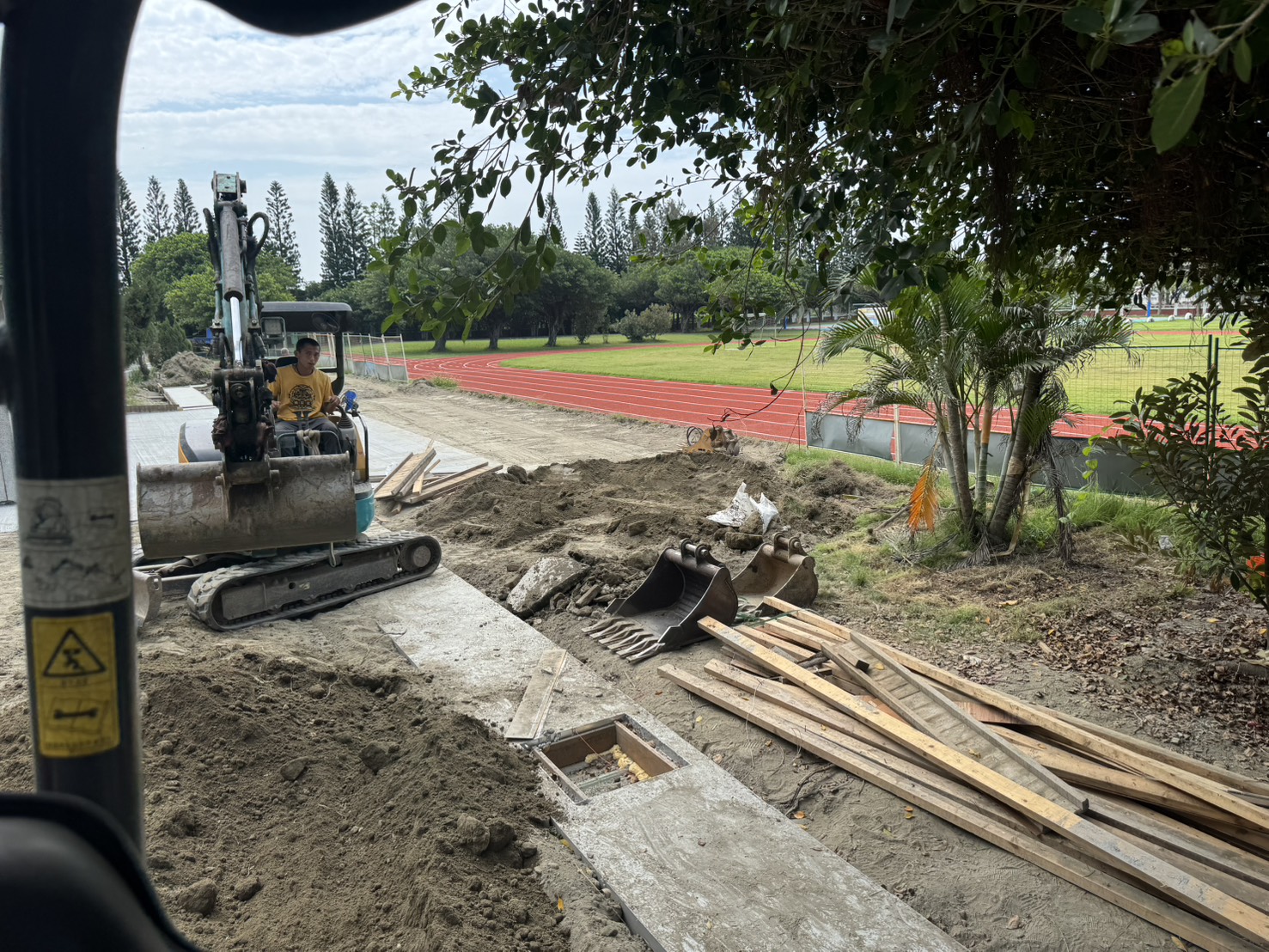 彰化小型怪手抓樹根